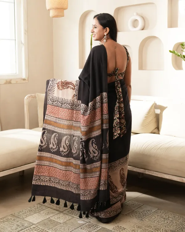 Black_Cotton_Paisley_Border_Print_Mulmul_Saree_For_Women
